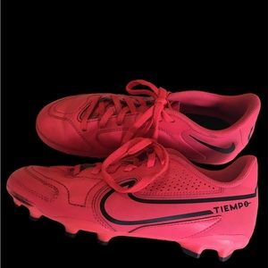 NIKE Tiempo Soccer Cleats (Size 3.5Y)